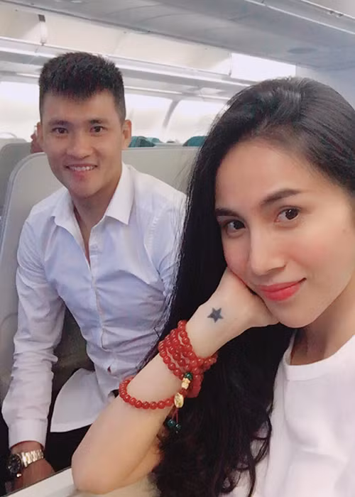 Đã gắn bó được 9 năm và có một cô con gái, Thủy Tiên - Công Vinh vẫn mặn nồng như hồi mới yêu. Ảnh: FBNV