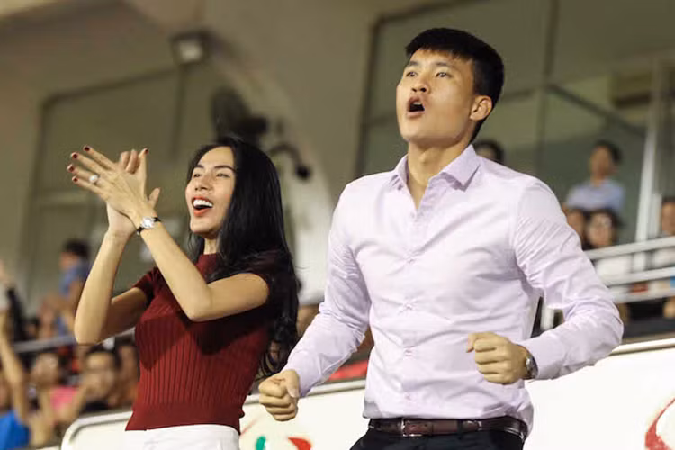 Nữ ca sĩ liên tục reo mừng và hy vọng đội bóng của ông xã tiếp tục ghi bàn để giành chiến thắng. Ảnh: Bóng đá plus