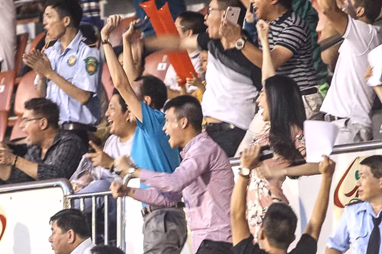 “Đi xem đá bóng lần nào cũng mắc cỡ hết sức, 1 mình bé la hét mà chấp nguyên khán đài ai cũng nhìn ngại quá đi”, Thủy Tiên nói về khoảnh khắc của mình trên khán đài. Ảnh: Thể thao Việt Nam