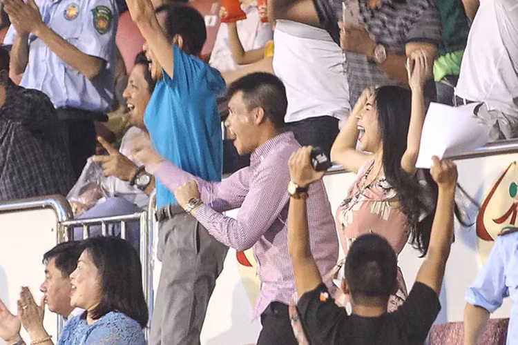 Bà xã Công Vinh vô cùng phấn khích khi đội nhà ghi 2 bàn thắng liên tiếp. Ảnh: Thể thao Việt Nam