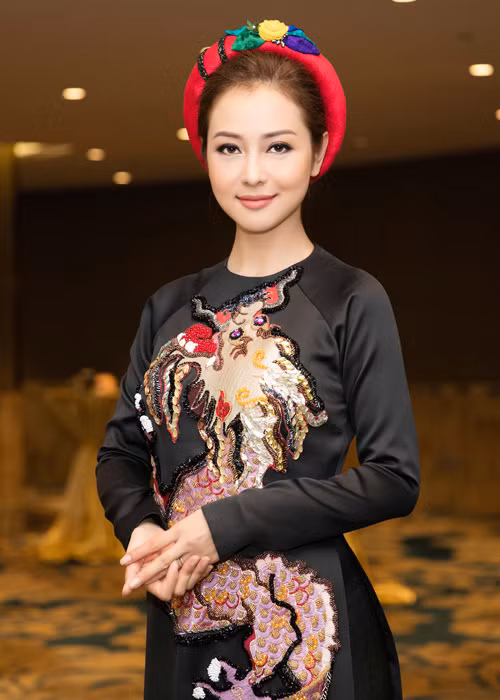 Jennifer Phạm đang dẫn chương trình Giờ giải trí cùng MC nhà báo Chu Minh Vũ hiện phát sóng vào khung giờ vàng mỗi ngày.