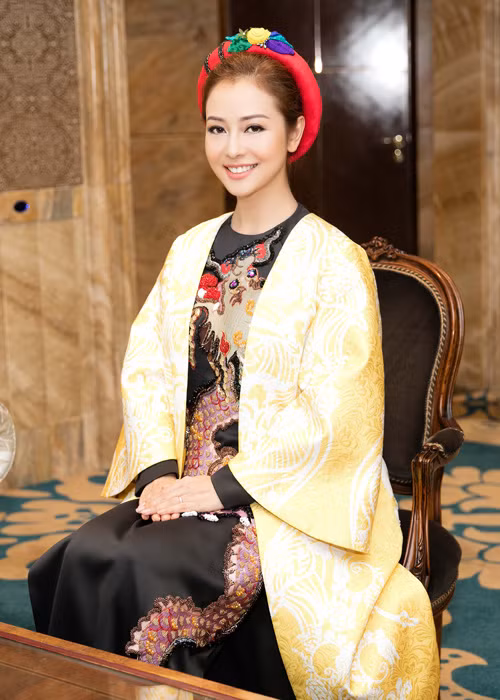 Nhan sắc mặn mà giúp Jennifer Phạm ngày càng đắt show quảng cáo, dẫn chương trình.