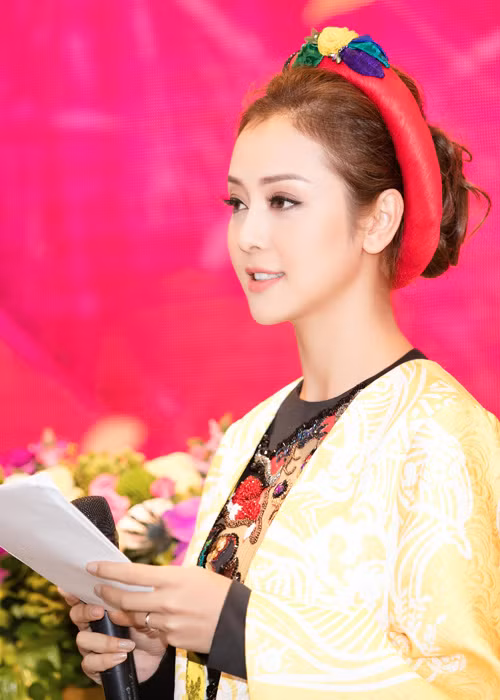 Bộ áo dài của Jennfier Phạm được làm thủ công rất tinh tế. Giá của bộ trang phục lên đến hơn 5000 USD (hơn 100 triệu đồng).