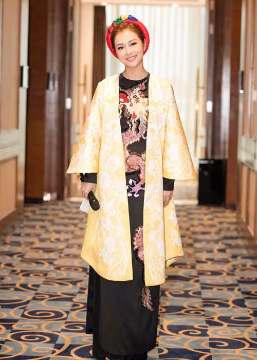 Jennifer Phạm diện trang phục được NTK Thủy Nguyễn làm riêng để phù hợp cho chương trình cô làm MC.