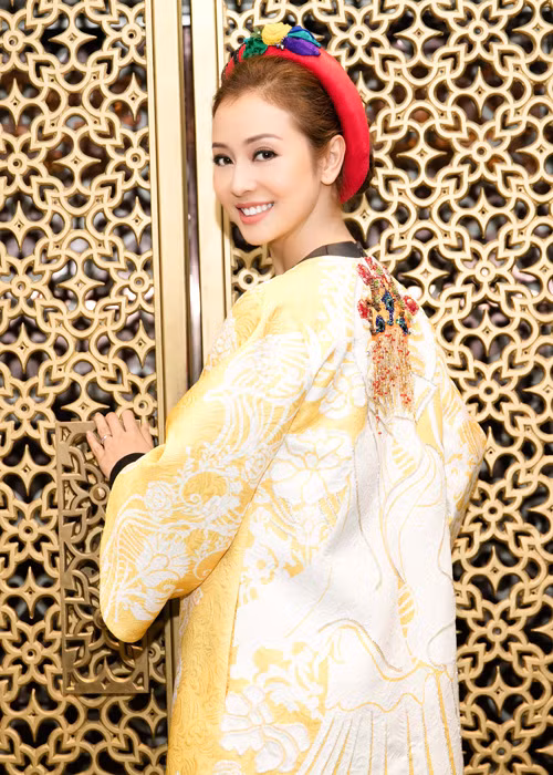 Jennifer Phạm được chồng rất cưng chiều và ủng hộ hoạt động nghệ thuật, trong khi đó các nhóc tì của cô ngày càng kháu khỉnh.