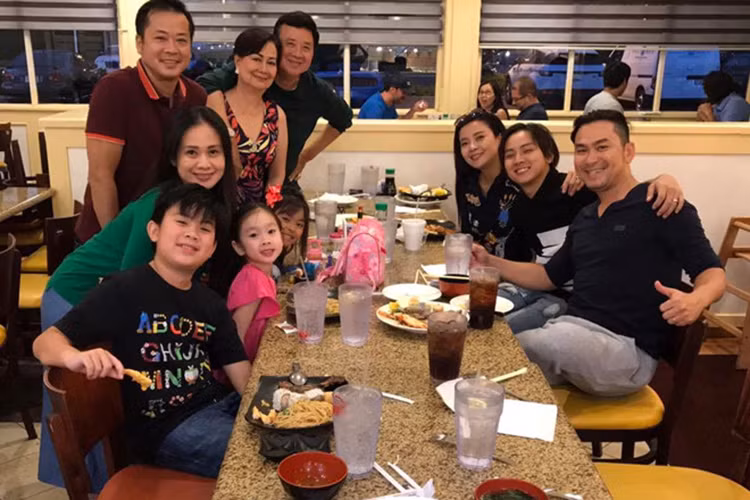 Mới đây, Hoài Lâm và bạn gái sang Mỹ gặp gia đình nghệ sĩ Bảo Quốc. Có thể thấy dù vấp phải những ý kiến trái chiều nhưng cặp đôi này ngày càng gắn bó theo thời gian. Ảnh: Zing