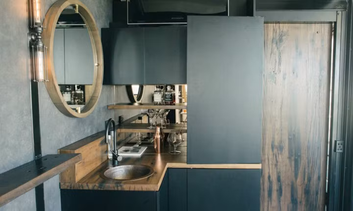 Với những nội thất sang trọng này, khó ai có thể nghĩ đây là một phần của phòng nghỉ container.