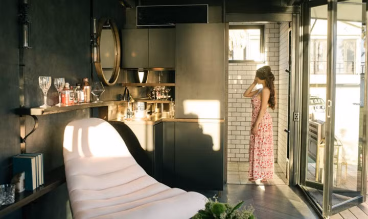 Mặc dù mang tính chất di động, nhưng thiết kế lại rất đáng kinh ngạc. Tinh tế và hiện đại, nội thất không có bất cứ đầu mối để có thể nhận biết đây là bên trong của một chiếc container.