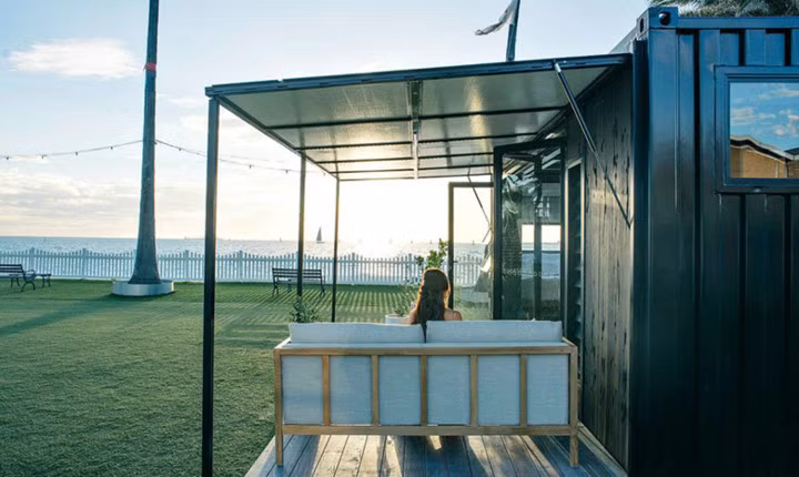 Các khách sạn container đã được lắp đặt ở nhiều địa điểm bao gồm Nhà máy rượu Victoria, Cảng Sydney và một nơi hoang dã ở Queensland.