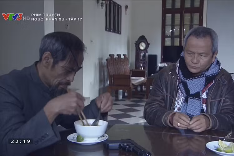 Thế “chột” nổi như cồn cũng bởi hình ảnh ăn mỳ tôm dù là một tay giang hồ có tài sản kếch xù. Ảnh: Thể thao văn hóa