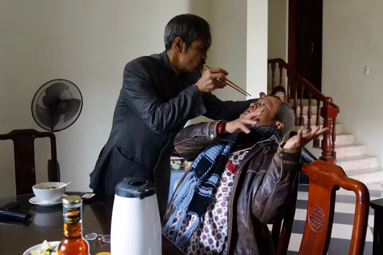 Hình ảnh Thế "chột" uy hiếp Phan Sơn (nghệ sĩ Quốc Trọng đóng) - người anh của ông trùm Phan Quân. Ảnh: VTV