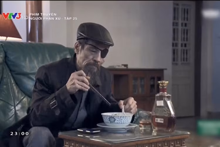 Hình ảnh “lão bạo chúa” bên bát mì và chai rượu Tây trong “Người phán xử” gây sốt cộng đồng mạng. Ảnh: Thể thao văn hóa