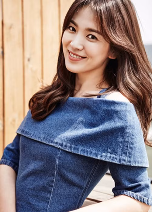 Vợ sắp cưới của Song Joong Ki cũng được yêu thích bởi phong cách thời trang thanh lịch, kín đáo. Ảnh: Fanpop