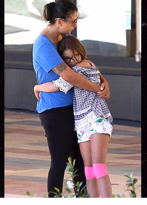 Cựu người mẫu Playboy lộ rõ vẻ đau buồn sau khi chồng qua đời. Trong ảnh, cô ôm một bé gái được cho là người thân. Ảnh: TMZ