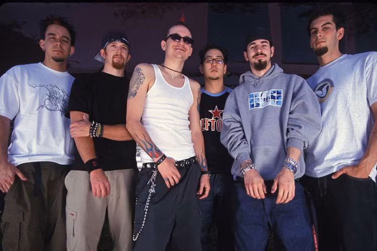 Hình ảnh Chester Bennington bên các thành viên nhóm nhạc huyền thoại Linkin Park . Ảnh: Mirror