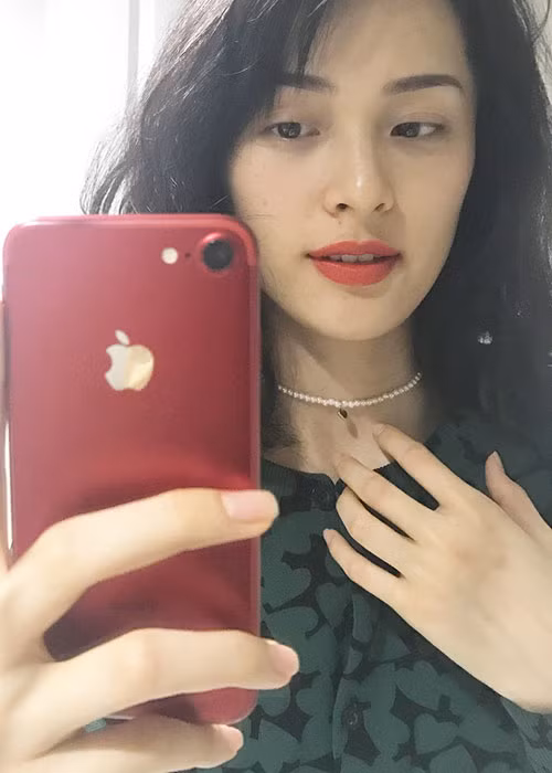 Hậu chia tay Cường Đô-la, Hạ Vi liên tục đăng tải hình ảnh rạng rỡ của mình. Dường như, hot girl gốc Hải Phòng đã lấy lại được tinh thần.