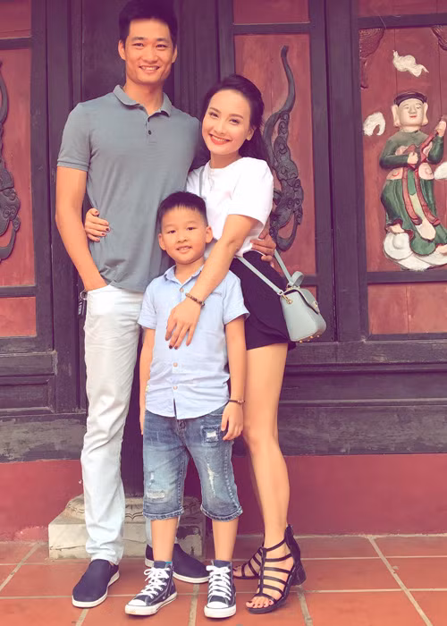 Mới đây, trên trang cá nhân, Bảo Thanh khoe ảnh cô và con trai Bảo Bin được ông xã Đức Thắng hộ tống đi quay một chương trình. Ảnh: FBNV