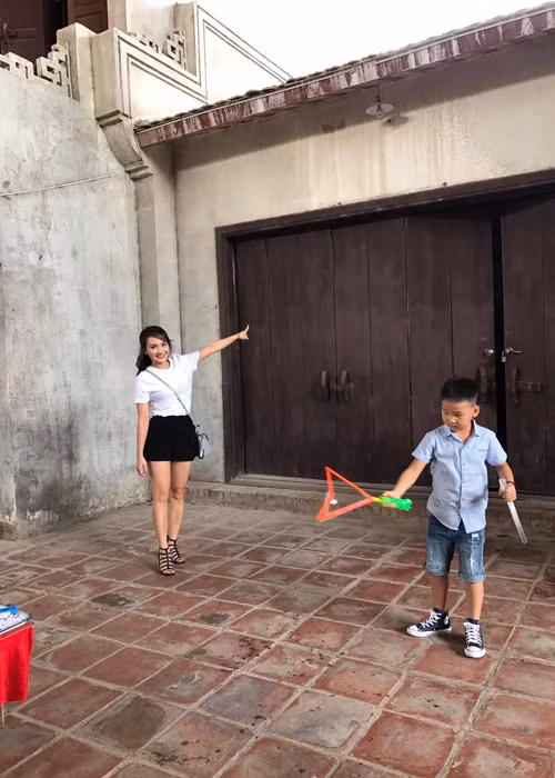 Nữ diễn viên phim "Sống chung với mẹ chồng" có cuộc hôn nhân hạnh phúc bên ông xã hết mực cưng chiều và cậu con trai 6 tuổi kháu khỉnh. Ảnh: FBNV