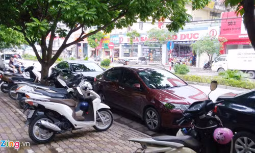 PCT quan Thanh Xuan noi ve viec "goi cong an ra trong xe de an bun"-Hinh-2