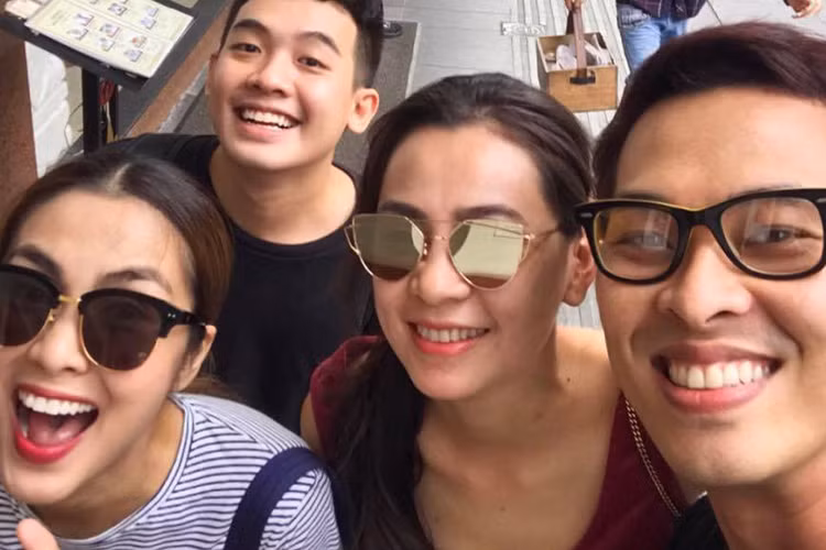 Tăng Thanh Hà (ngoài cùng bên trái) vui vẻ đi chơi cùng bạn bè. Sau khi kết hôn và sinh con, cô hiện vẫn "ở ẩn".