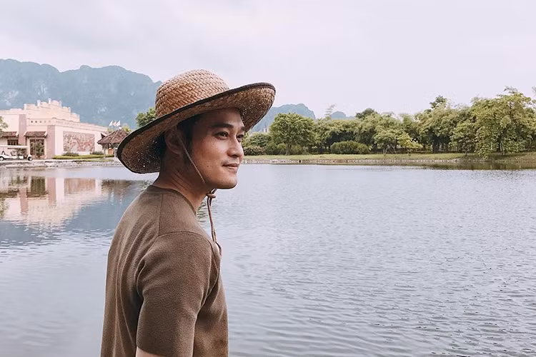 Quang Vinh mê mẩn cảnh đẹp của Ninh Bình khi lần đầu tiên đặt chân đến vùng đất này.