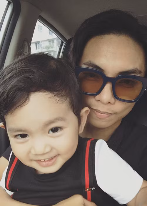 Phan Hiển khoe ảnh con trai ngày càng kháu khỉnh. Chia sẻ đính kèm chú thích hài hước: "Không biết mai mốt con lớn thì không biết bao nhiêu cô gái sẽ chết với con nhỉ".