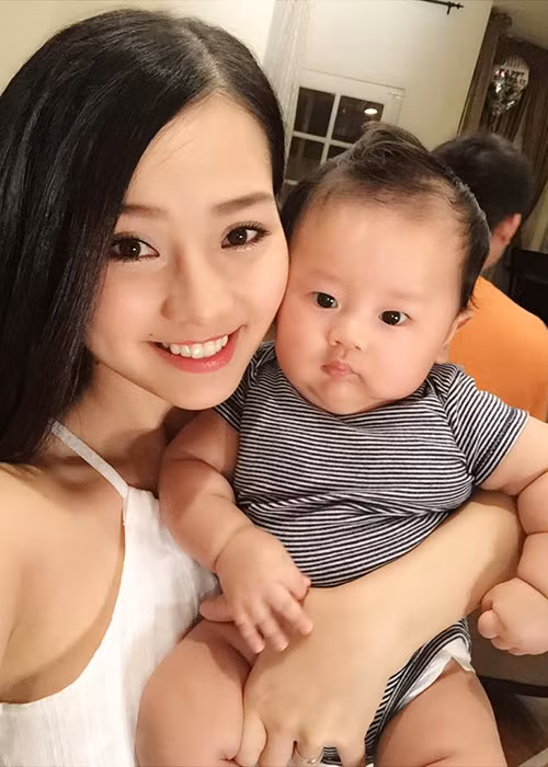 Diễn viên Khánh Hiền "Tôi thấy hoa vàng trên cỏ xanh" "kêu cứu" cư dân mạng khi bị mất sữa. "Hơn 1 tuần nay, tự nhiên Hiền bị mất sữa, mặc dù Hiền đã cố gắng ăn uống các thực phẩm có lợi sữa mà vẫn không cải thiện được. Eric ngày càng lớn, càng uống nhiều sữa mà lượng sữa mẹ ngày càng ít đi, cho uống sữa ngoài thêm thì Eric không chịu uống. Lo lắng và không biết phải làm sao cho con được no bụng. Các mẹ có cách nào lấy lại sữa giúp Hiền với”, cô chia sẻ.