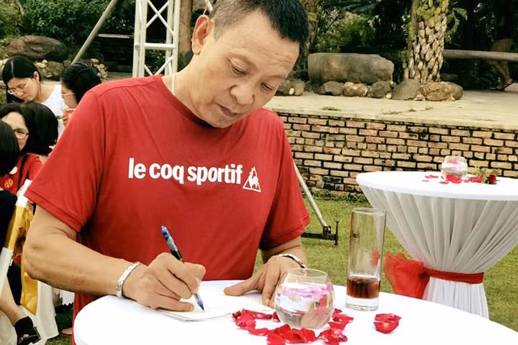 Nhà báo Lại Văn Sâm nghỉ hưu sau 30 năm cống hiến ở VTV. Ông được đông đảo khán giả truyền hình yêu mến trong vai trò dẫn chương trình: Ai là triệu phú, Chúng tôi là chiến sĩ, SV96, ...Ảnh: FBNV