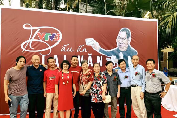 "Tôi có thể tự hào rằng ít ai yêu VTV được như tôi lắm, nghĩa là yêu khán giả của VTV. Tôi hiểu tình cảm khán giả dành cho tôi rất nhiều. Nhưng tôi vẫn muốn nói rằng khán giả yêu tôi một thì tôi yêu khán giả mười", ông nói.