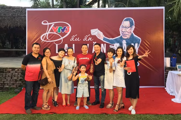 Đông đảo khán giải truyền hình yêu mến nhà báo Lại Văn Sâm bởi lối dẫn tự nhiên, dí dỏm. Ảnh: FBVN
