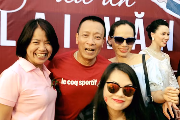 MC Lại Văn Sâm vui hết cỡ trong tiệc chia tay bên những vị khách mời. Ảnh: FBNV