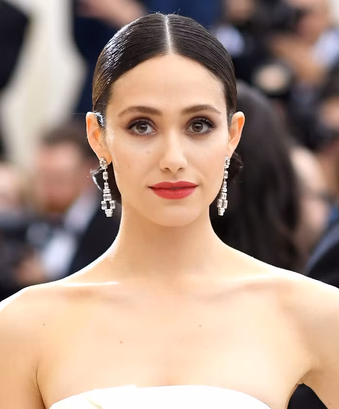 Người đẹp của The Day After Tomorrow khiến người hâm mộ phát hoảng khi cho hay cô rửa mặt bằng...xà bông! Cô không nói rõ đó là loại xà bông nào nhưng nếu so với công việc của một người thường xuyên phải trang điểm thì thói quen chăm sóc da trên là hơi ít ỏi. Ấy vậy mà Emmy Rossum vẫn cứ giữ được làn da căng bóng dù đã bước sang tuổi “băm” mới lạ!