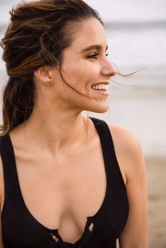 Cũng như Lucy Hale, nữ diễn viên 34 tuổi Sophia Bush cũng rất chuộng máy rửa mặt. Mỗi lần sử dụng máy rửa mặt, cô đều cảm nhận sự khác biệt, da cảm thấy khỏe hơn nhiều so với khi chưa dùng và đảm bảo làn da được làm sạch sâu đến từng lỗ chân lông.