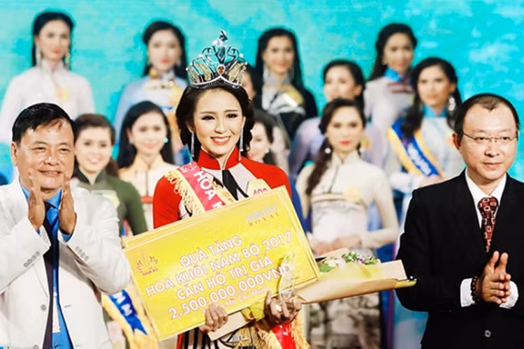 Ở phần thi ứng xử của đêm chung kết, Hải Yến nhận được câu hỏi từ nhà báo Nguyễn Công Khế: “Nam Bộ là vùng đất có gì đặc biệt hơn các vùng đất khác?”. Ảnh: Một thế giới