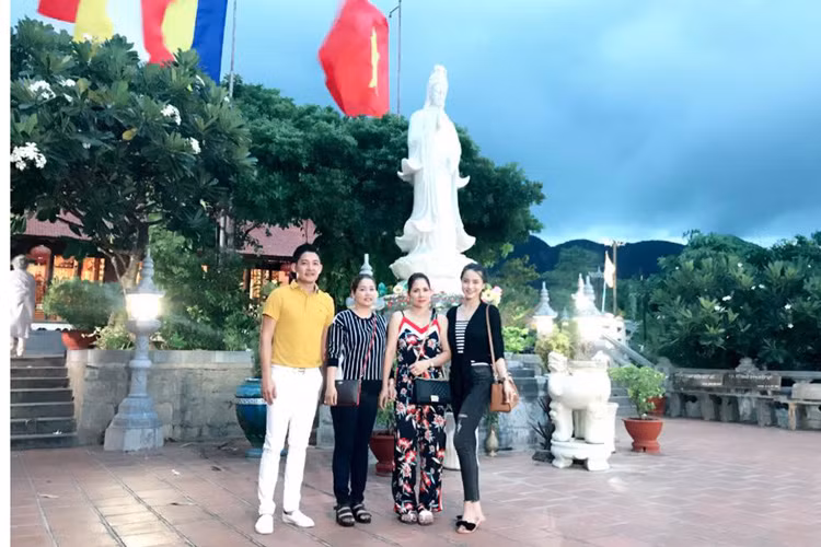 Hải Băng - Thành Đạt đưa người thân thăm chùa Vân Sơn Tự ở Côn Đảo.