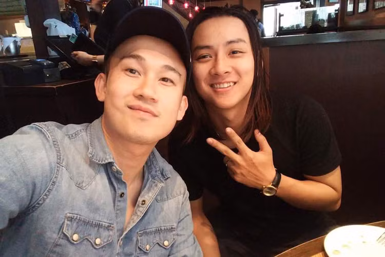 Hoài Lâm khoe mái tóc dài chấm vai lãng tử khi cùng Dương Triệu Vũ đi ăn tối.