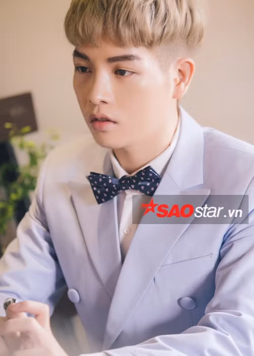 Sau cuộc đại trùng tu nhan sắc, Đức Phúc gây bất ngờ với gương mặt đẹp: cằm V-line, sống mũi cao, môi mỏng đi. Trước học trò của Mỹ Tâm, không ít thí sinh The Voice cũng lột xác nhờ phẫu thuật thẩm mỹ. Ảnh: Saostar