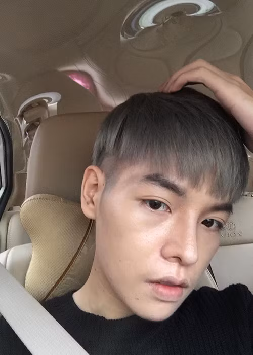 Sở hữu thân hình khá mũm mĩm, Đức Phúc cố gắng giảm cân. Tuy nhiên, sau khi trở nên thon gọn hơn, cậu học trò của Mỹ Tâm vẫn chưa tự tin về ngoại hình của mình. Chính điều đó đã thôi thúc Đức Phúc phẫu thuật thẩm mỹ. Ảnh: FBNV