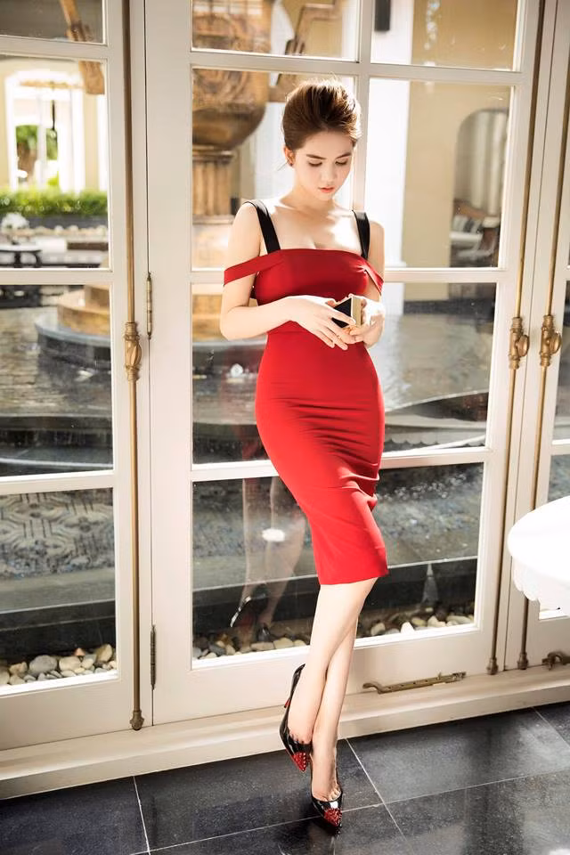 Dù những bức ảnh này của Ngọc Trinh không quá gợi cảm và phô diễn tối đa phần da thịt nhưng cũng đủ cuốn hút "gây mê" mọi ánh nhìn khi dõi theo.