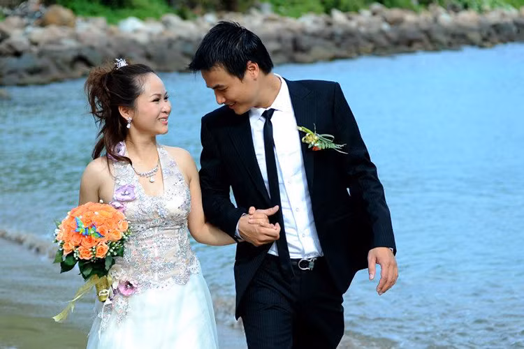 Anh Đức tự nhận mình là người gia trưởng, kỹ tính khi ở nhà. Anh khẳng định ngoài vợ, không ai chịu nổi tính khí của anh. Ảnh: FBNV