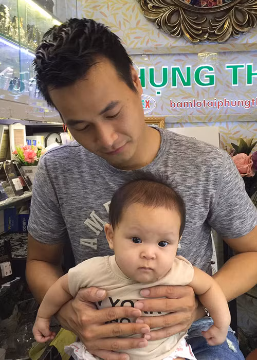 Hình ảnh nam diễn viên phim “Người phán xử” bên cô con gái thứ 2 tên Dương Phương Lâm. Ảnh: FBNV