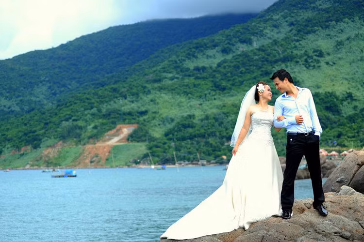 Trên phim, Anh Đức thường xuyên nhận được vai sở khanh, háu gái. Ngoài đời, anh là người chung thủy nhưng khẳng định không sợ vợ. Ảnh: FBNV