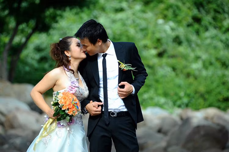 Khải “Sở Khanh” của “Người phán xử” cho biết, anh và vợ luôn sẻ chia cùng nhau mọi niềm vui, nỗi buồn và dành cho nhau sự tôn trọng, chân thành. Ảnh: FBNV