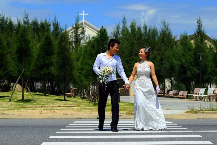 Nam diễn viên phim “Người phán xử” cho hay vợ của anh là người hiền lành, luôn hy sinh cho chồng con. Ảnh: FBNV