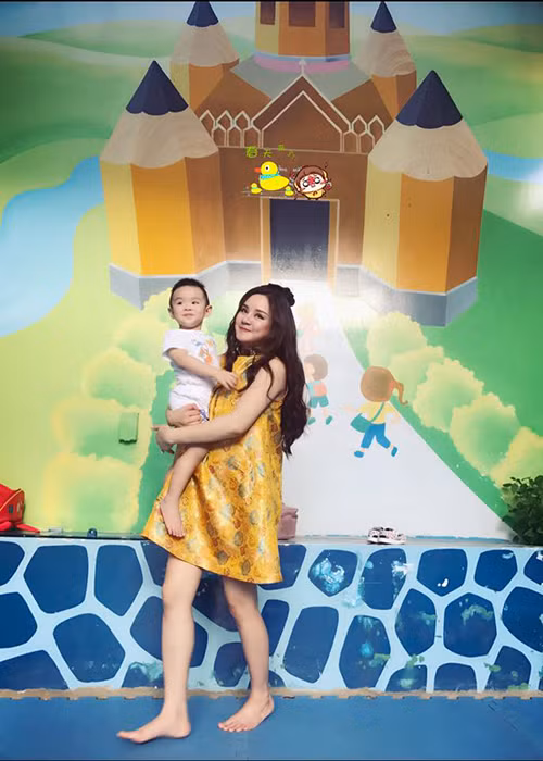 Nữ ca sĩ gốc Phan Thiết lộ bụng bầu lùm lùm trong buổi ra mắt sản phẩm âm nhạc của Bạch Công Khanh.