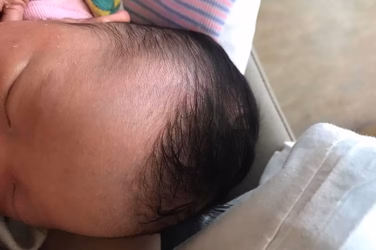 Hình ảnh con gái của ca sĩ Vy Oanh. Nữ ca sĩ sinh năm 1985 khoe ảnh con gái mới sinh có vầng trán giống cậu con trai cũng chào đời ở Mỹ.