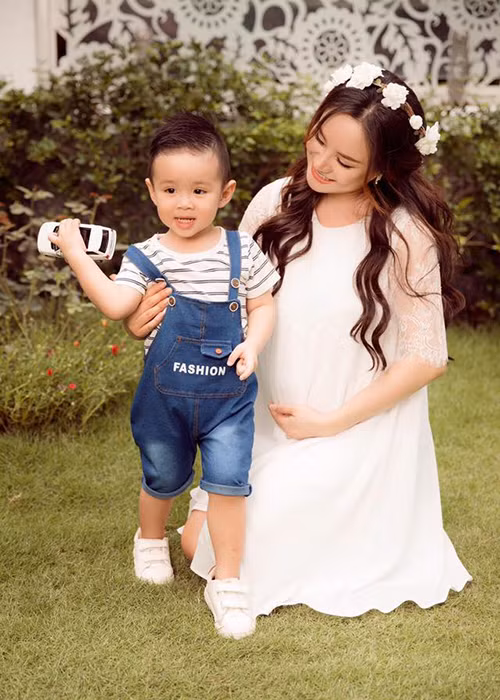 Thông tin Vy Oanh mang bầu lần 2 được chia sẻ khi cô ở tháng thai kỳ thứ 8. Thời điểm này, cô chưa kiểm tra giới tính thai nhi vì muốn giữ lại cảm giác hạnh phúc lúc con chào đời.