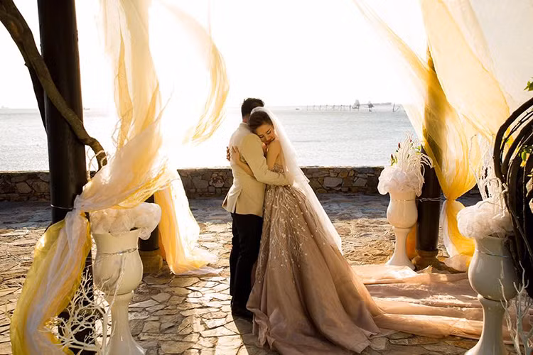 Vy Oanh và chồng đại gia đã đăng ký kết hôn vào năm 2015. Hiện tại, fans rất mong chờ đám cưới của nữ ca sĩ.