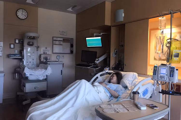 Vy Oanh khá mất sức sau khi sinh. Cô cũng chia sẻ con gái của mình khỏe, háu ăn và mọi chỉ số điều tốt.