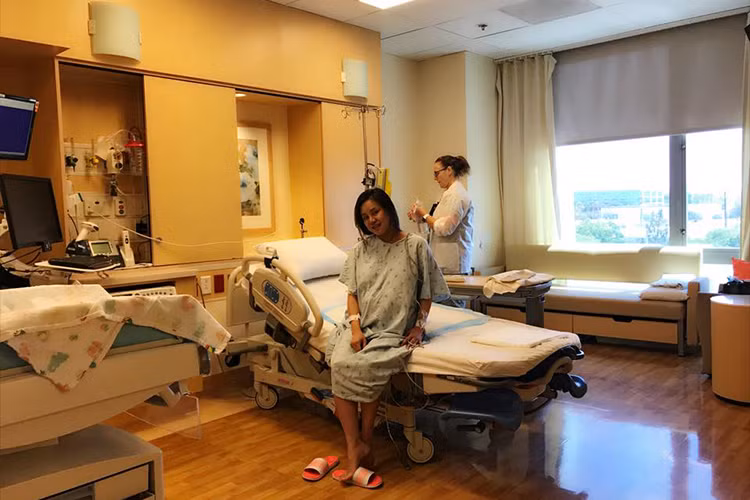 Thông tin Vy Oanh sinh con gái ở Mỹ vừa được chia sẻ. Nữ ca sĩ tiết lộ cô sinh thường nhưng cố gắng canh cho con chào đời vào giờ đẹp.